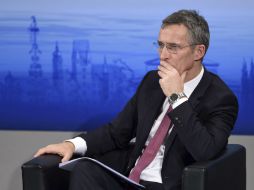 'Exigimos que Rusia cambie de rumbo y que contribuya a una solución pacífica en Ucrania', demandó Stoltenberg. EFE / T. Hase
