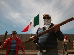 Decenas de pobladores de Petaquillas apoyaron el bloqueo como respuesta del respaldo que el FUSDEG les brindó. EFE / J. Cruz