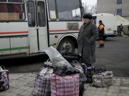 Las dos partes cesan brevemente las hostilidades para permitir la salida de los pocos residentes civiles que quedan todavía. EFE / A. Vlasova