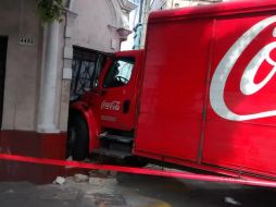 El camión repartidor de refrescos termina impactado contra una casa en avenida Revolución. ESPECIAL /
