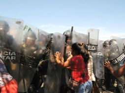Militares repliegan a los habitantes de Petaquillas, lo que genera una confrontación. SUN / J. Ríos