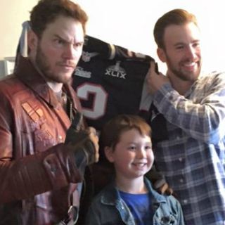 Chris Pratt cumple apuesta del Super Bowl con Chris Evans