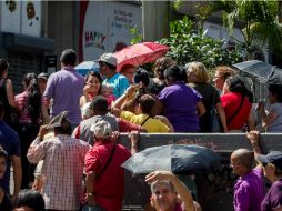 Ciudadanos hacen fila para ingresar a un supermercado en Caracas, Venezuela. EFE / M. Gutiérrez