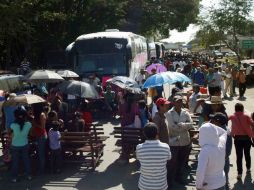 Tras lograr la liberación de los comunitarios, los manifestantes dejan ir a los cinco autobuses de federales. SUN / J. Ríos