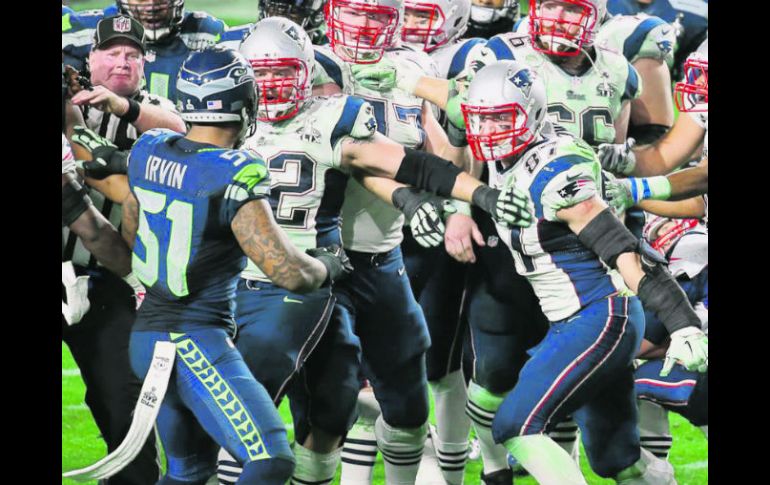 Bruce Irvin, de los Halcones Marinos, encara a jugadores de los Patriotas durante la gresca que se desató hacia el final del Super Bowl AP / ARCHIVO
