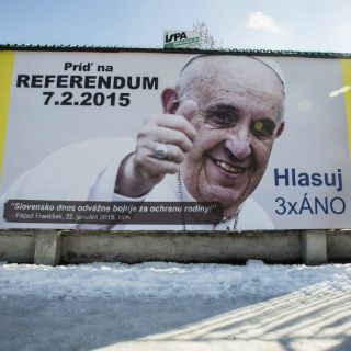 Eslovacos votan en referéndum sobre matrimonio homosexual