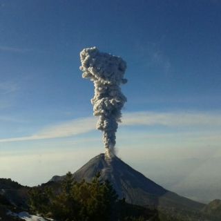 Reportan actividad constante del Volcán de Colima