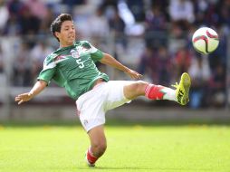 Ulises Torres, del equipo mexicano trata de controlar el balón durante el partido. MEXSPORT / A.Macías
