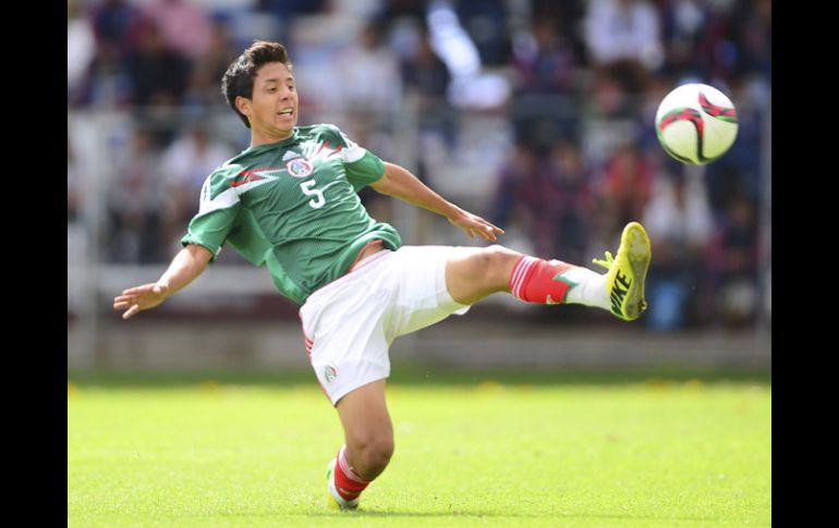 Ulises Torres, del equipo mexicano trata de controlar el balón durante el partido. MEXSPORT / A.Macías