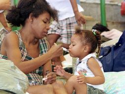 Los niños consumen en exceso antibióticos y antigripales debido a que sus padres les 'recetan' algún fármaco. AFP / ARCHIVO