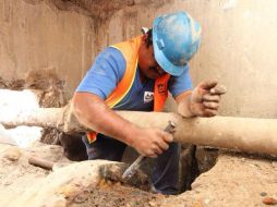 Personal del SIAPA ya trabaja para reparar la fuga. FACEBOOK / Siapa Gdl