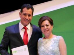 Alma Delia Arreola (d), esposa del gobernador Mario Anguiano (i), funge actualmente como presidenta del DIF estatal. TWITTER / @corazondif
