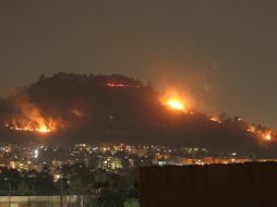 Personal de Bomberos y Protección Civil trabaja para sofocar las llamas en su totalidad. NTX / C. Pereda