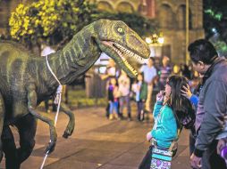 Con un 'Cervesaurio', cuatro jóvenes promueven su trabajo en las calles de la ciudad. EL INFORMADOR / A. Hernández