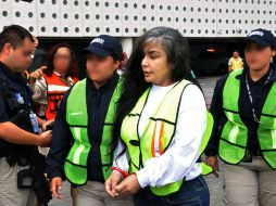 Sandra Ávila aparece custodiada en uno de los traslados del penal de Santa Martha Acatitla al Número 4, en Nayarit, en 2011. AFP / ARCHIVO