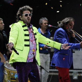 Auténticos Decadentes cimbran el Palacio de los Deportes