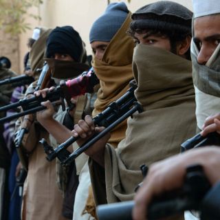 Refugiados afganos dejan Pakistán acosados por plan antiterrorista