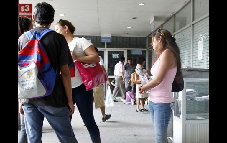 Debido al olor a gas, algunas personas que se encontraban en el área de urgencias decidieron salir del inmueble. EL INFORMADOR / ARCHIVO