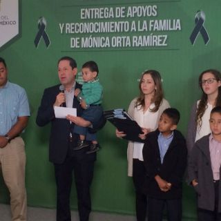 Entregan apoyos a familia de enfermera que murió en explosión