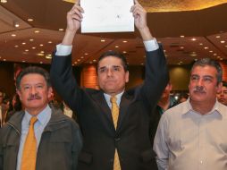 El dirigente nacional del Sol Azteca (i) apoya la candidatura de Silvano Aureoles (c) a la gubernatura de Michoacán. NTX / G. Salas