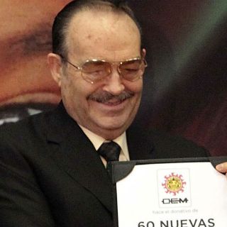 Mancera llega a funeraria donde velan a Vázquez Raña