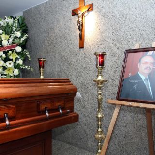 Peña Nieto acude a funeraria donde velan a Vázquez Raña