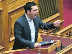 Tsipras argumentó que tras cinco años, el sistema económico actual de reformas de austeridad no ha funcionado y la deuda crece. AFP /