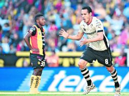 Aldo Leao celebra tras conseguir la primera anotación de los Rojinegros ante la UdeG ayer en la cancha del Estadio Jalisco. MEXSPORT /