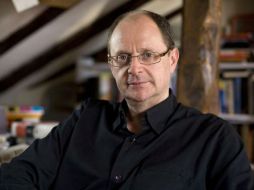 El escritor español gana Premio Bibliotecas Breves 2015 por su obra La isla de mi padre. ESPECIAL / www.fernandomarias.com