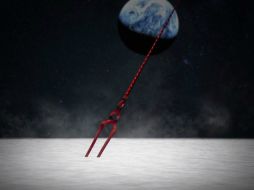 Una reproducción a escala la lanza hecha de titanio se clavará en la superficie lunar por control remoto desde la Tierra. ESPECIAL / readyfor.jp