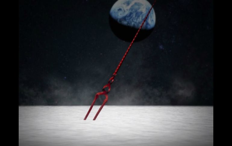 Una reproducción a escala la lanza hecha de titanio se clavará en la superficie lunar por control remoto desde la Tierra. ESPECIAL / readyfor.jp