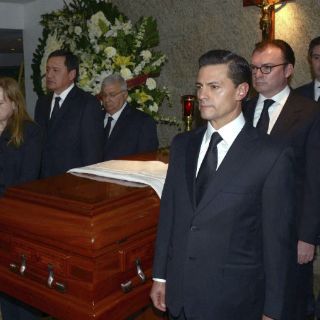 Personalidades asisten a funeral de Vázquez Raña