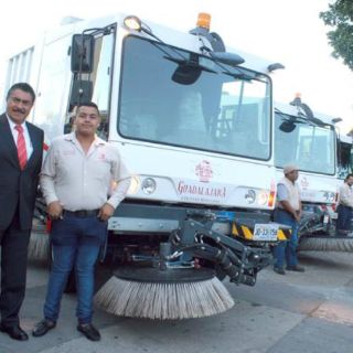 Ramiro Hernández entrega parque vehicular