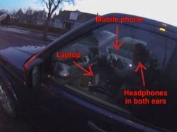 Al darse cuenta que está siendo grabado por el ciclista, el conductor de la camioneta sólo deja su teléfono y sigue su camino. YOUTUBE /  Aberdeen Cycle Cam