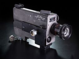 Entre otras cosas, el tesoro contiene una cámara de película de 16 mm con la que filmaron su descenso al sátelite. AP / Smithsonian Institution