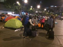 Tras negociar con autoridades, los maestros levantan sus casas de campaña luego de medianoche. SUN / Y. Xolalpa