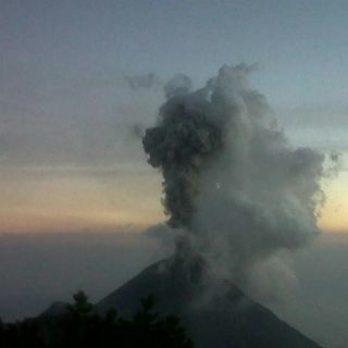 El Volcán de Colima amanece con otra gran exhalación