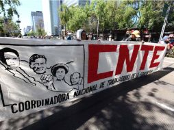 Integrantes de la CNTE bloquean la circulación en Paseo de la Reforma y Eje 1 Poniente Bucareli. SUN / ARCHIVO