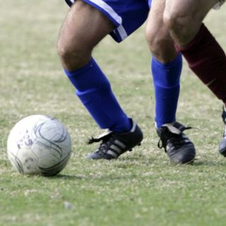 Futbolista chileno amenaza a árbitro con un arma