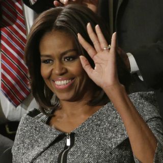 Michelle Obama saluda a turistas en la Casa Blanca