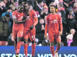 Supermario' Balotelli (45) es felicitado por el central francés Mamadou Sakho tras anotar su primer gol en la Premier League. EFE / P. Powell