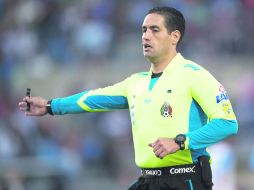 J2. Roberto García Orozco señala un fuera lugar a favor de Chivas. MEXSPORT /