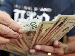 Un factor adicional de la caída del peso frente al dólar, es un nuevo descenso en los precios del petróleo. EL INFORMADOR / ARCHIVO