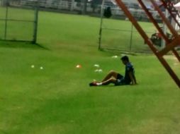 López permanece a un costado de la cancha, atento al trabajo de sus compañeros, con el pie afectado descalzo y vendado. EL INFORMADOR / A. Ramírez