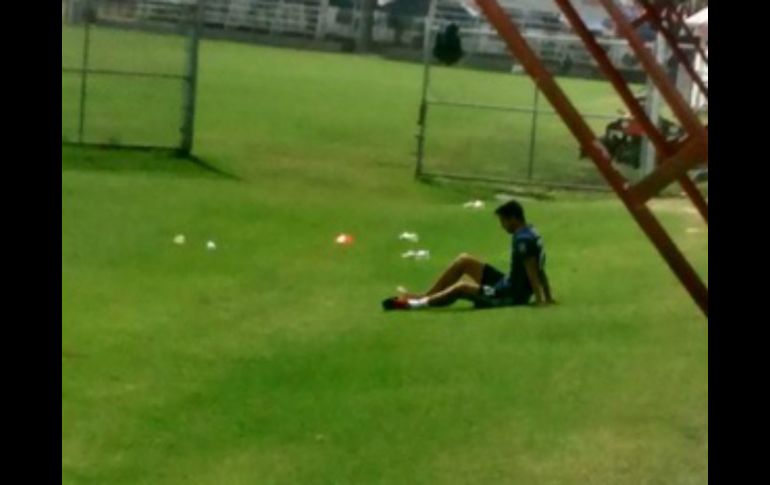 López permanece a un costado de la cancha, atento al trabajo de sus compañeros, con el pie afectado descalzo y vendado. EL INFORMADOR / A. Ramírez