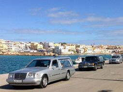 Los cuerpos de los inmigrantes muertos por hipotermia en Lampedusa son trasladados para se sepultados. EFE / P. C. Montana