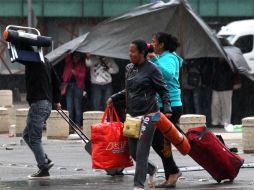 Docentes esperaban en las inmediaciones del Monumento la llegada de los autobuses que los lleven de regreso a Oaxaca. SUN / A. Ojeda