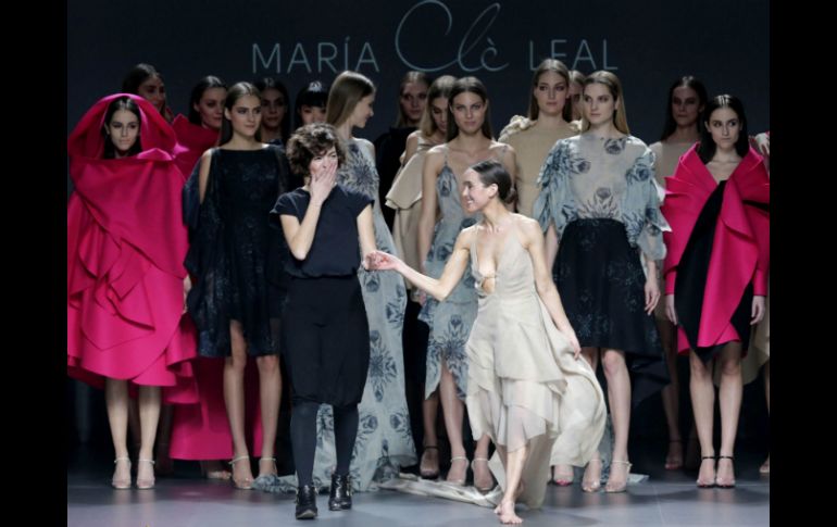 La colección SIE7E de María Clé Leal es una propuesta de gran fragilidad cosida en fieltro, gasa y punto. EFE / Zipi