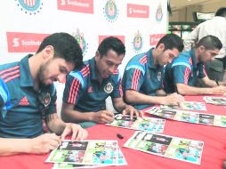 Rafael Márquez Lugo, Omar Esparza, Israel Castro y Jair Pereira, repartieron autógrafos ayer en un centro comercial. ESPECIAL / @Chivas