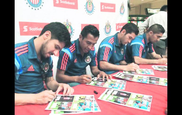 Rafael Márquez Lugo, Omar Esparza, Israel Castro y Jair Pereira, repartieron autógrafos ayer en un centro comercial. ESPECIAL / @Chivas